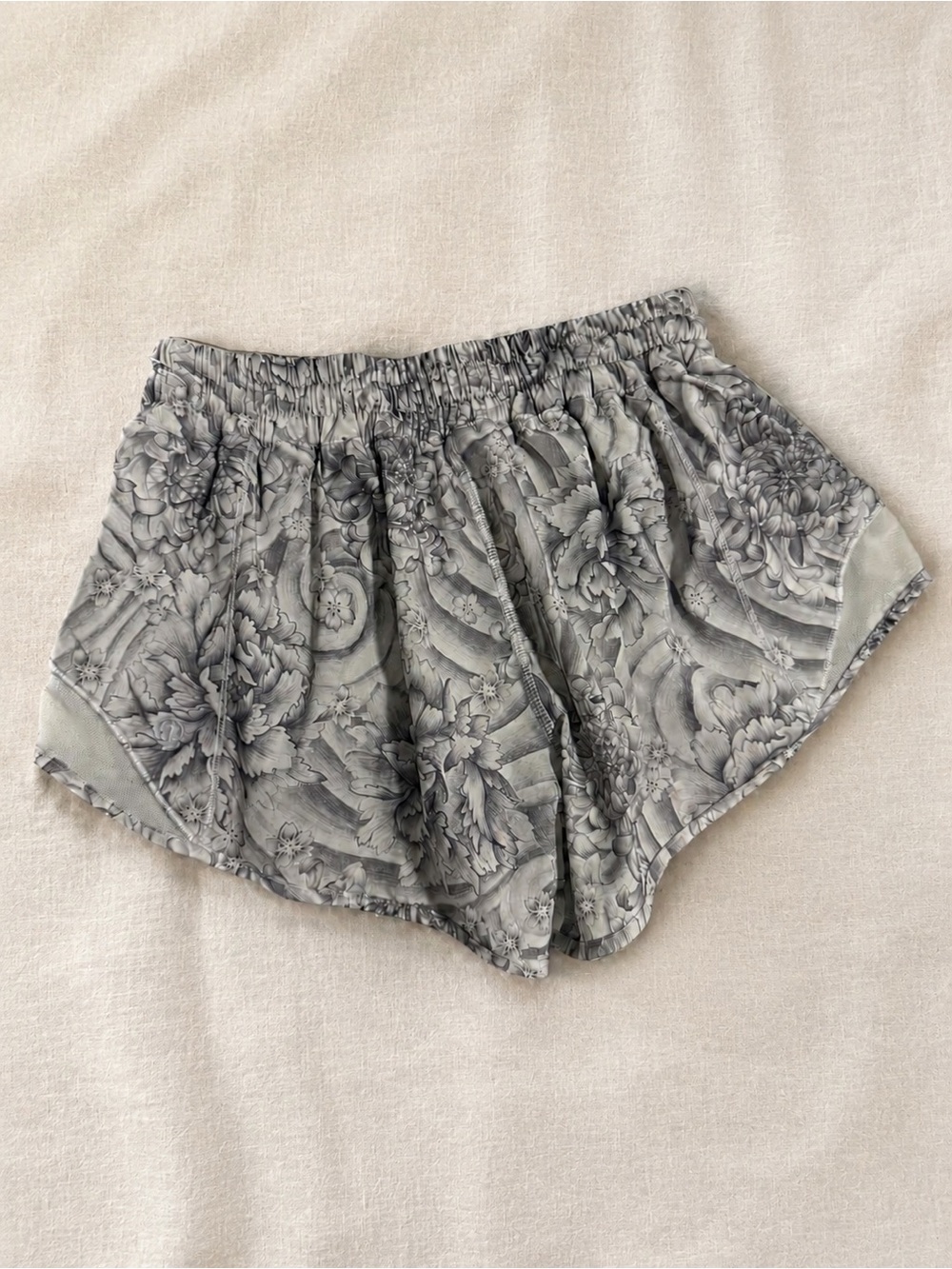 Lululemon Hotty Hot 2.5” Floral Running Shorts Size 4